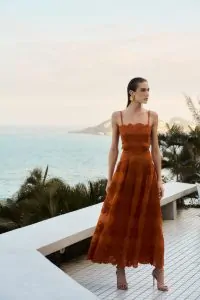 Vestido Midi Laranja com Bordado e Recortes - Anne Fernandes